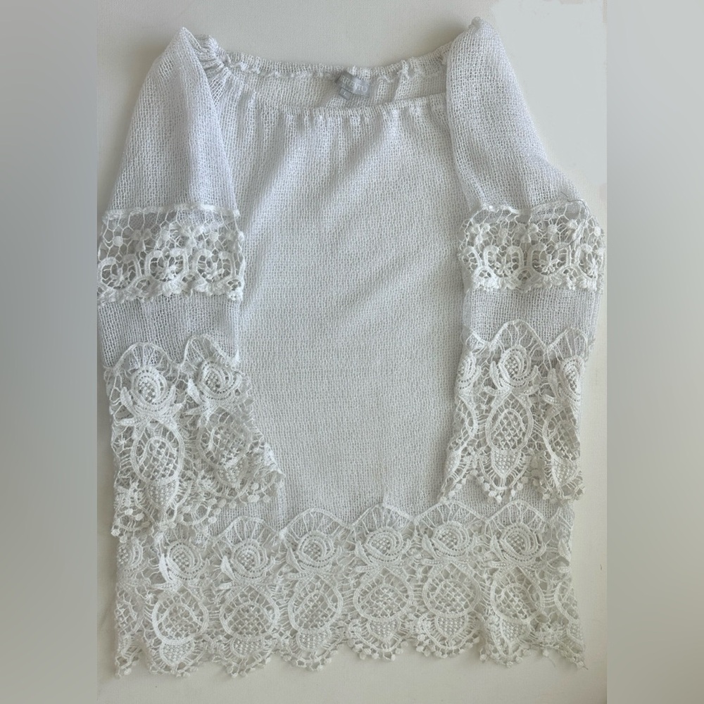 Sorrento women’s of the shirt is a white.  Size L.
